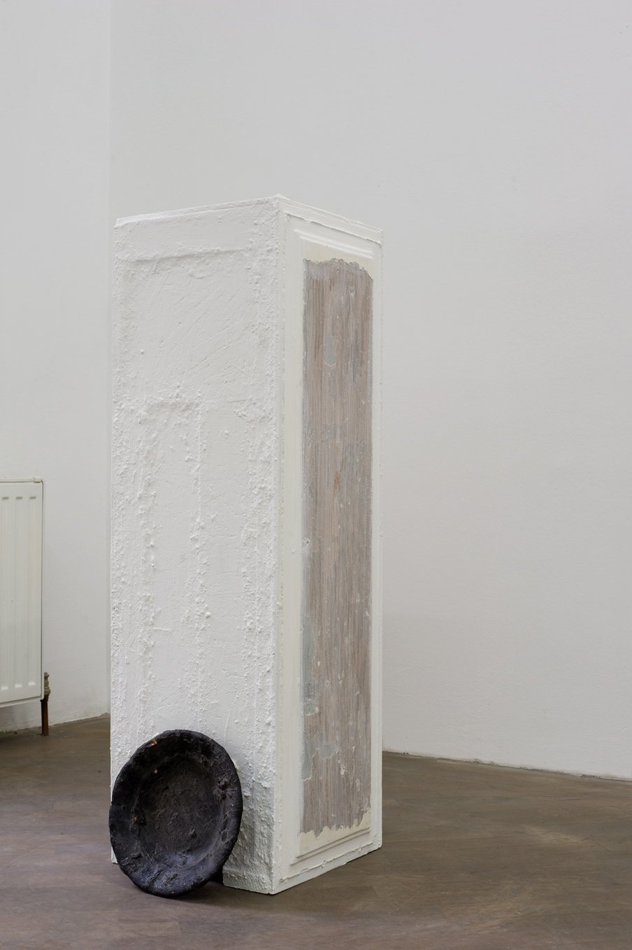 Franz AmannUntitled (Sockel mit Teller), 2011Plinth, plate, oil99.5 x 30.5 x 40 cm