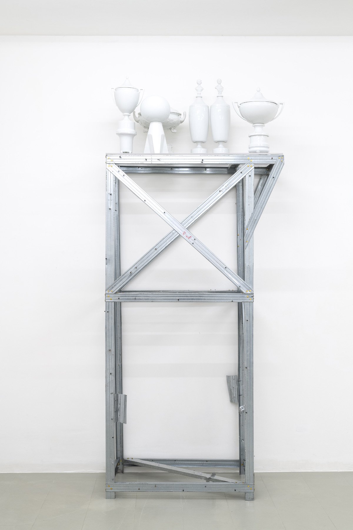 Plamen DejanoffUntitled, 2019Aluminium sculpture, plexi, six porcelain sculptures229 x 126 cm