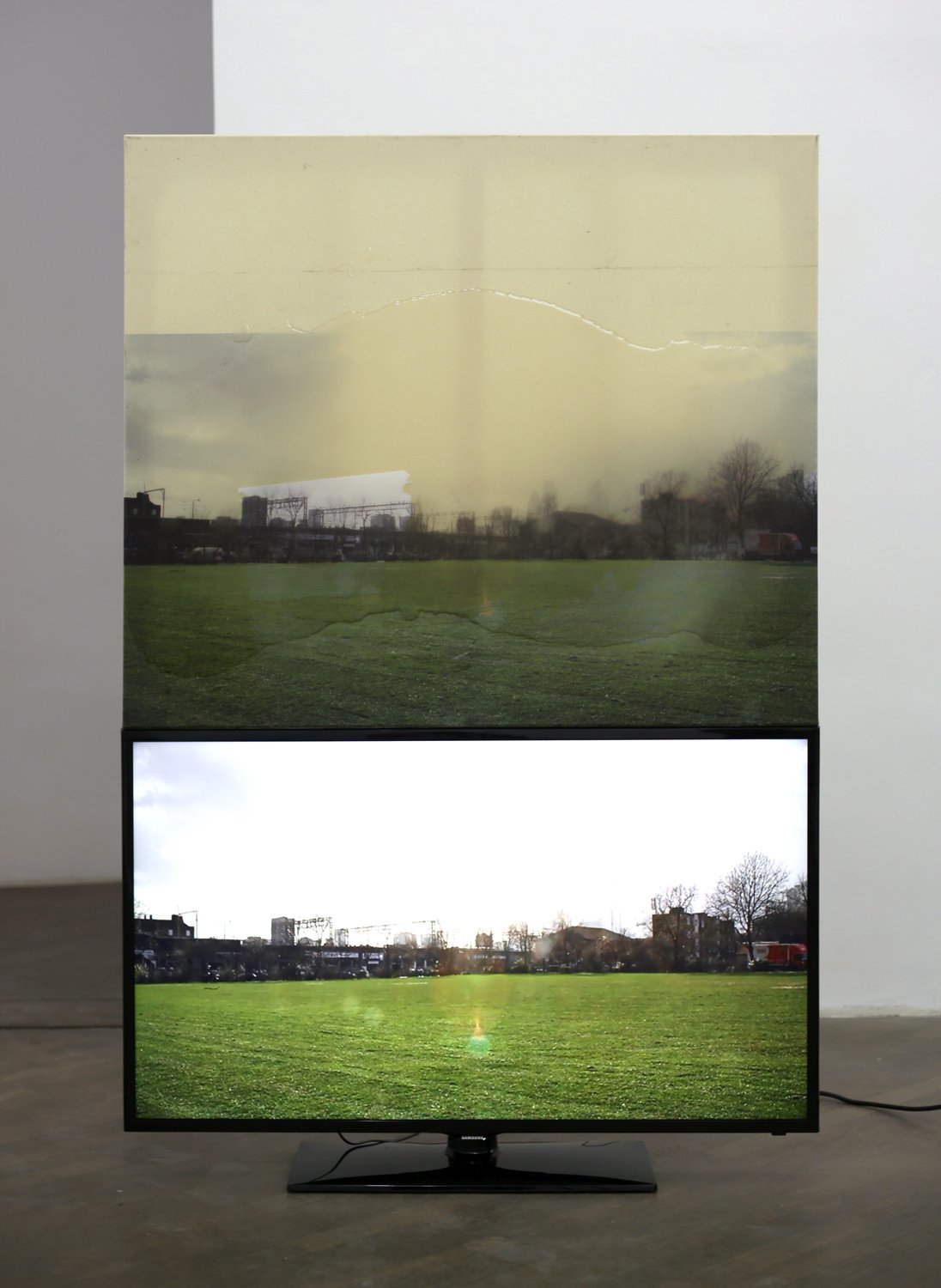 Philipp TimischlPatchy at best (D/E), 2014UV-direct print on epoxy resin on canvas above flatscreen, two videos, each 00:05:16159 x 105 x 5 cm